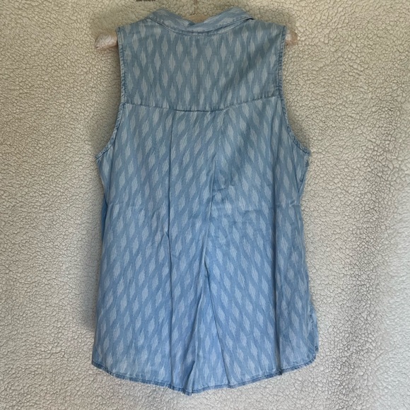 Banana Republic Chambray Sleeveless Button up Shirt - Picture 3 of 3